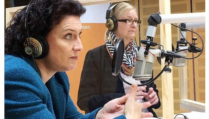Ministerin Carola Reimann und Claudia Schroder vom Krisenstab im NDR 1 Studio