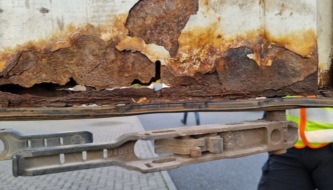 Durchgerostete Anhängertür am Heck eines kontrollierten Lkw